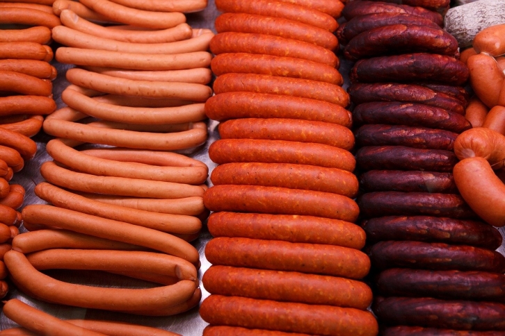 Мясопереработчики потребовали увеличить цены на колбасу и сосиски 