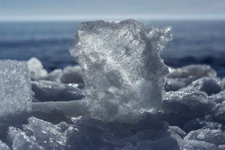 Хейтеры устроили травлю приморской «мороженке» после фотосессии во льду