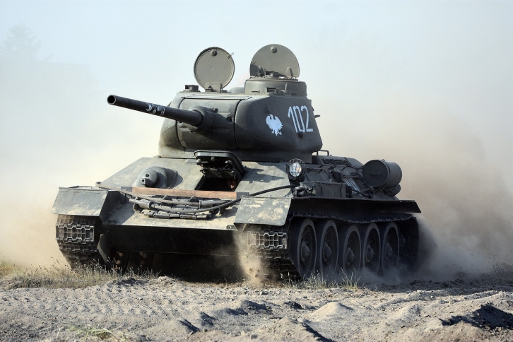 В Южно-Сахалинске на проезжей части перевернулся танк