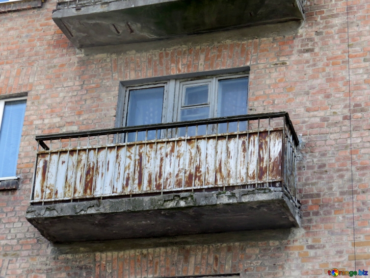 Годами добивался ремонта: пенсионер погиб, рухнув со своего балкона