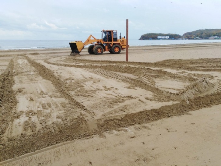 Не сезон: главный пляж краевой столицы приводят в порядок