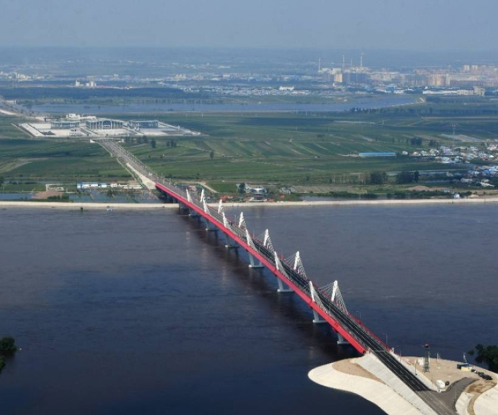 Грузовое движение открыли по мосту между Китаем и Россией