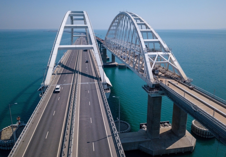 Хабаровские студенты отправились восстанавливать Крымский мост