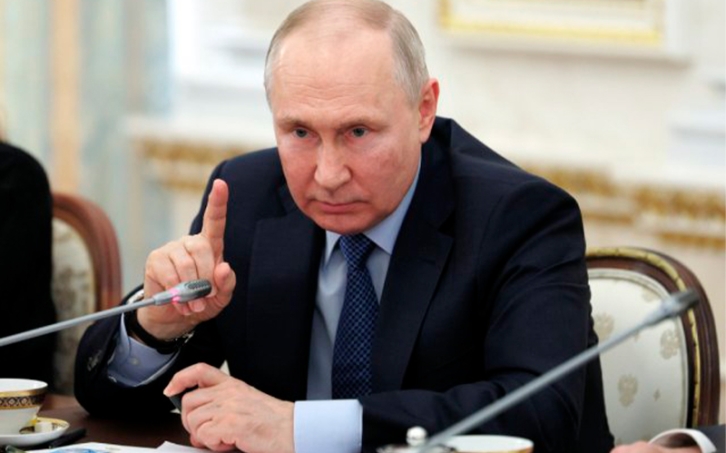 Путин подписал закон об изъятии загранпаспортов у призывников