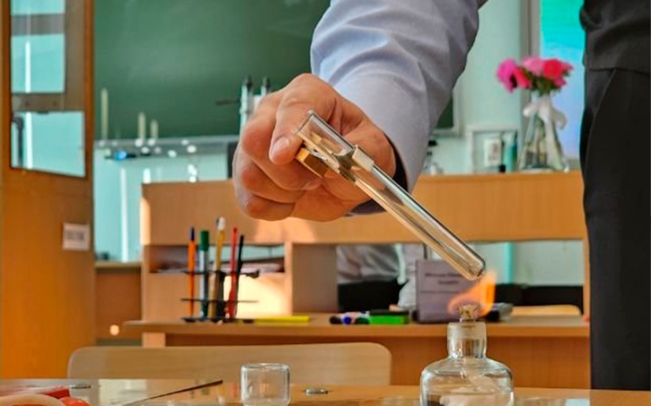  В Приморье школьники разлили неизвестное химическое вещество на уроке 