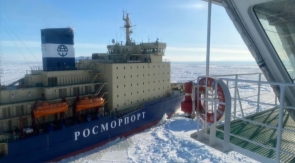 Паром «Александр Деев» врезался в льдину в Татарском проливе