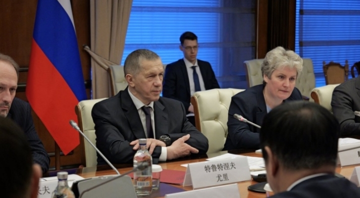 Юрий Трутнев пригласил китайских инвесторов на ВЭФ Юрий Трутнев пригласил китайских инвесторов на ВЭФ