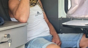 Пьяный мужчина явился в полицию со змеей на шее