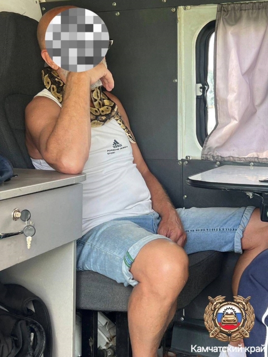 Пьяный мужчина явился в полицию со змеей на шее