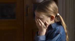Старшеклассницы издевались над 8-летней девочкой