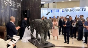 Стального тигра весом 550 кг представили на ВЭФ